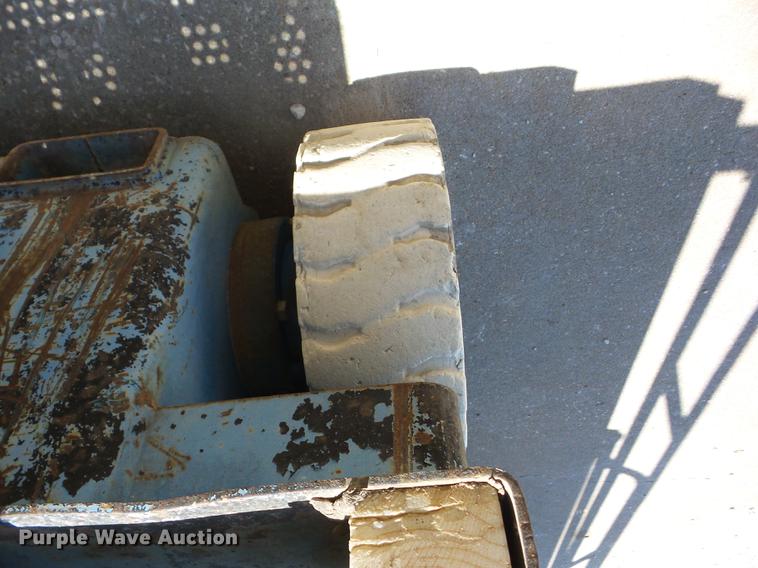 image for item BI9515 1998 Genie GS-2646 scissor lift