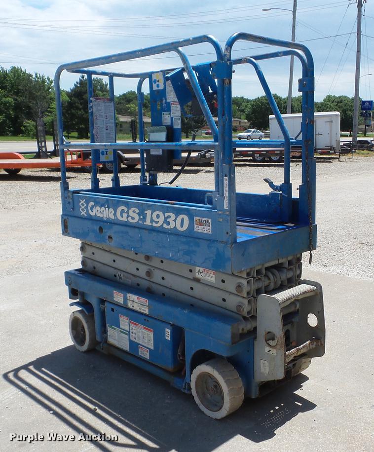 image for item BI9517 1999 Genie GS-1930 scissor lift