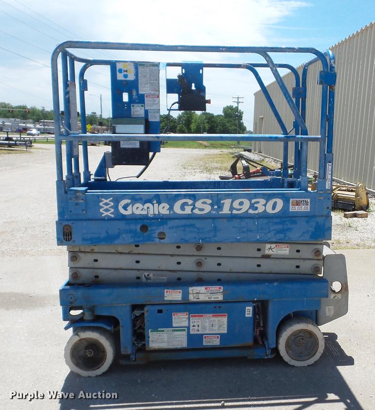 image for item BI9517 1999 Genie GS-1930 scissor lift