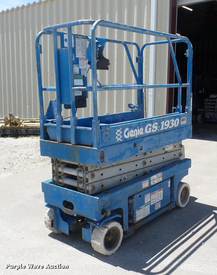 image for item BI9517 1999 Genie GS-1930 scissor lift