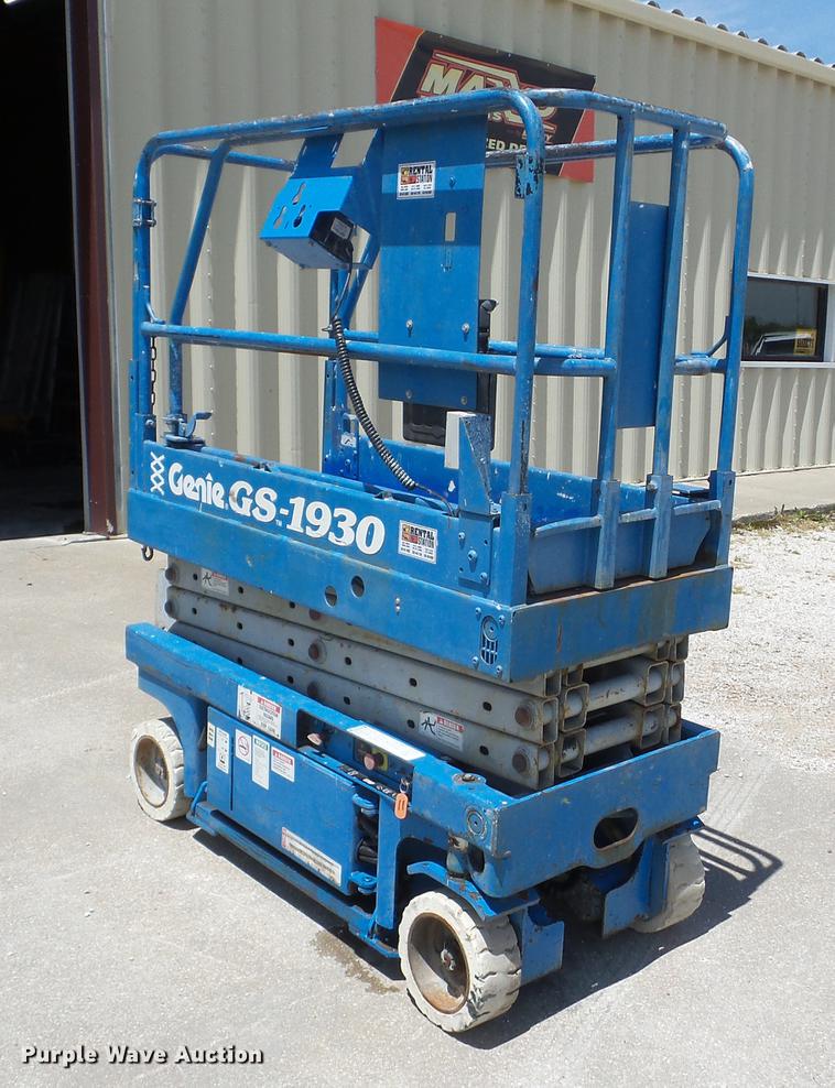 image for item BI9517 1999 Genie GS-1930 scissor lift