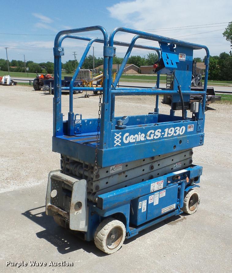 image for item BI9517 1999 Genie GS-1930 scissor lift