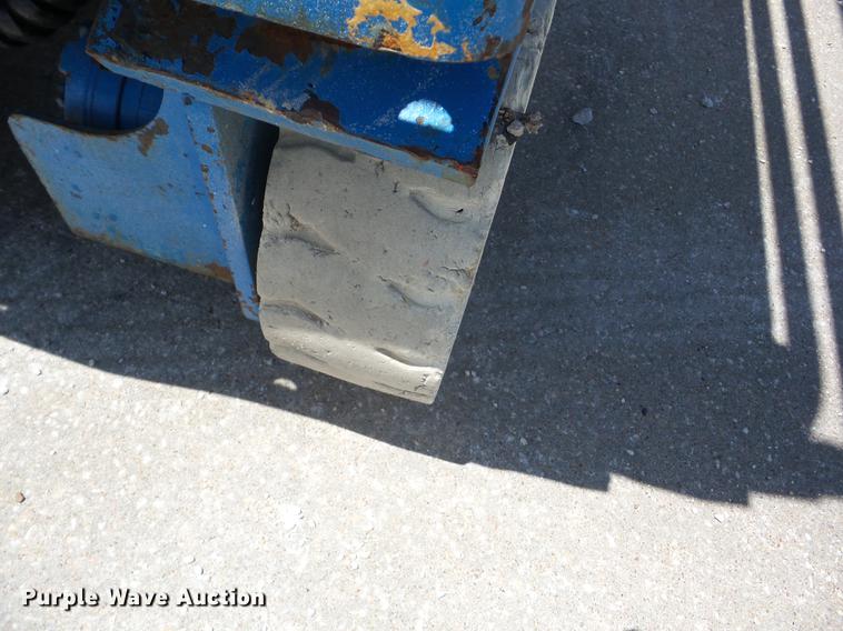 image for item BI9517 1999 Genie GS-1930 scissor lift