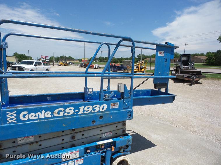 image for item BI9517 1999 Genie GS-1930 scissor lift
