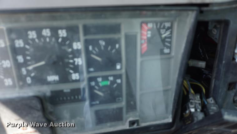 image for item DB6018 1996 International 4700 truck cab and chassis