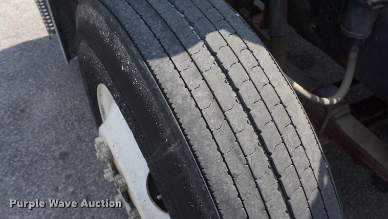 image for item DB6018 1996 International 4700 truck cab and chassis