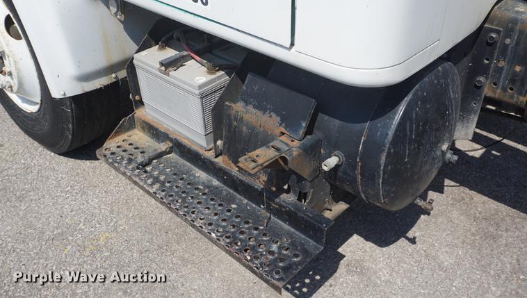 image for item DB6018 1996 International 4700 truck cab and chassis