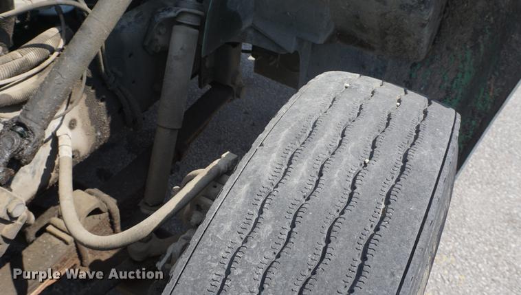 image for item DB6018 1996 International 4700 truck cab and chassis