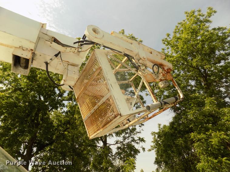 image for item DB8731 2000 Ford F650 Super Duty XL cable placer bucket truck