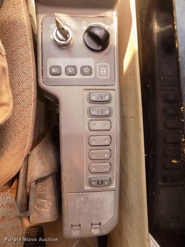 image for item DB8732 1999 Caterpillar 345B L excavator