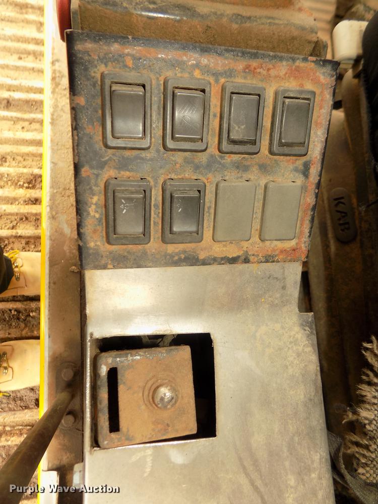 image for item DD2750 1996 Kobelco SK220LC excavator