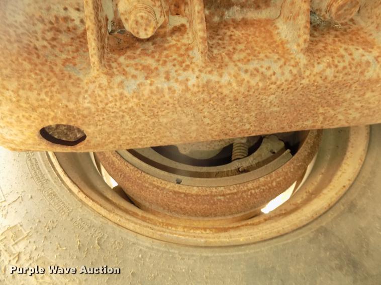 image for item DD2755 1984 Hyster lowboy equipment trailer