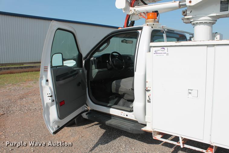 image for item DD4967 2006 Ford F550 Super Duty XL bucket truck