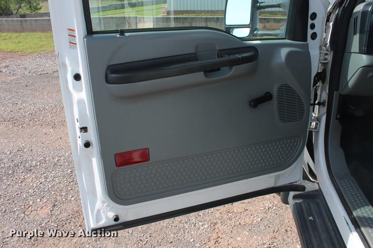 image for item DD4967 2006 Ford F550 Super Duty XL bucket truck