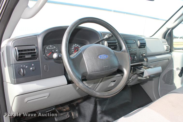 image for item DD4967 2006 Ford F550 Super Duty XL bucket truck