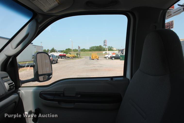 image for item DD4967 2006 Ford F550 Super Duty XL bucket truck