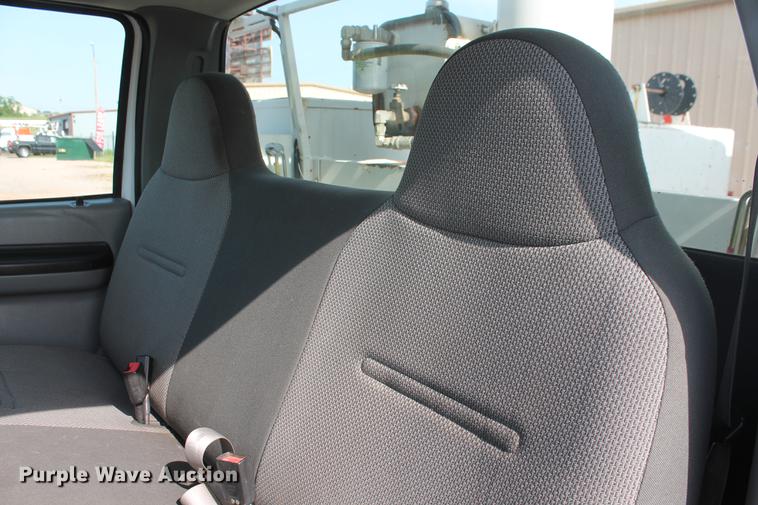 image for item DD4967 2006 Ford F550 Super Duty XL bucket truck