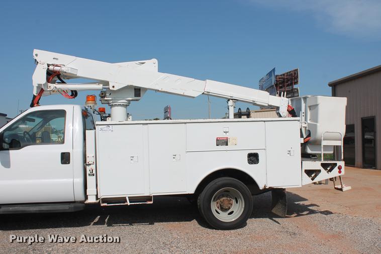 image for item DD4967 2006 Ford F550 Super Duty XL bucket truck