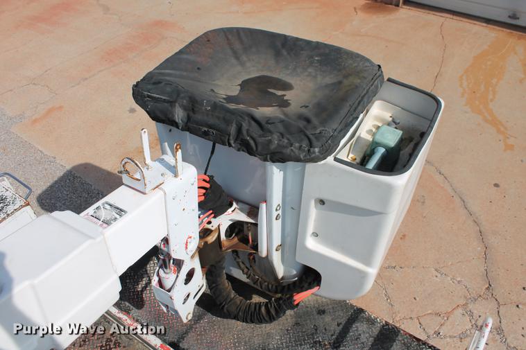 image for item DD4967 2006 Ford F550 Super Duty XL bucket truck