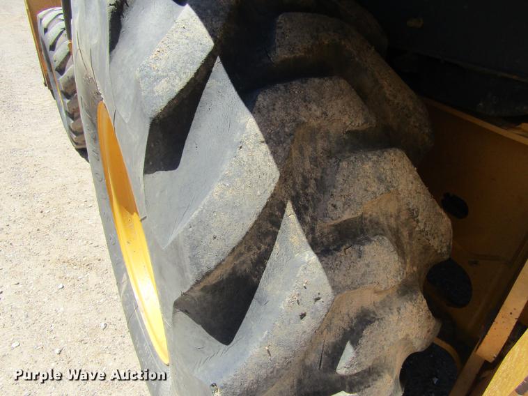 image for item DD5689 2007 John Deere 310SJ backhoe