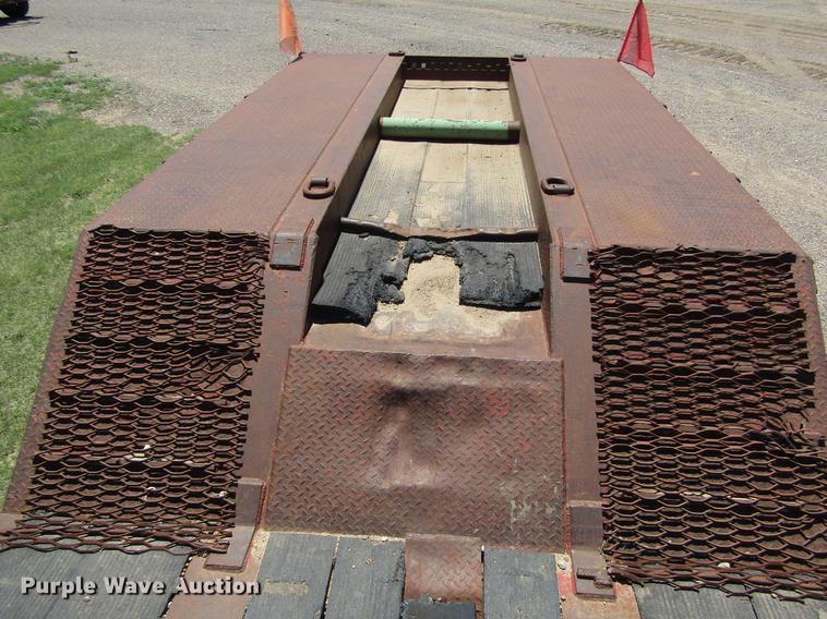 image for item DD5692 2006 Globe low boy equipment trailer