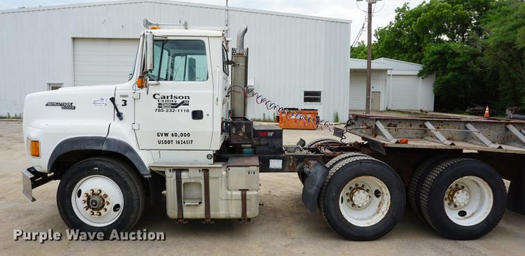 image for item DD7681 1994 Ford Aeromax L9000 semi truck