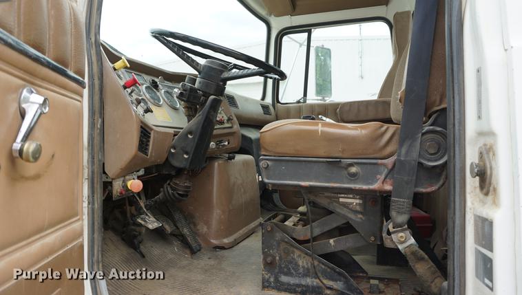 image for item DD7681 1994 Ford Aeromax L9000 semi truck