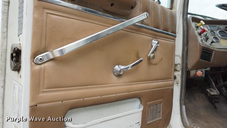 image for item DD7681 1994 Ford Aeromax L9000 semi truck