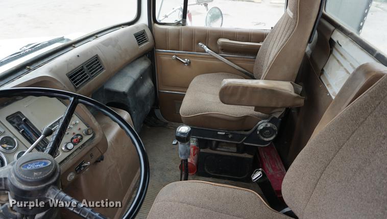 image for item DD7681 1994 Ford Aeromax L9000 semi truck