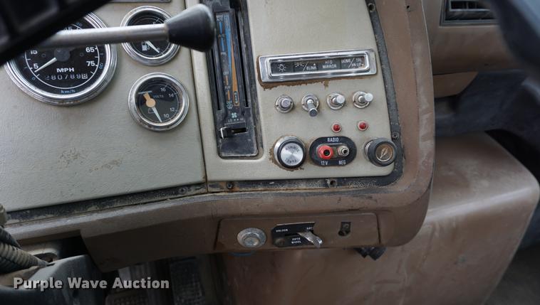 image for item DD7681 1994 Ford Aeromax L9000 semi truck