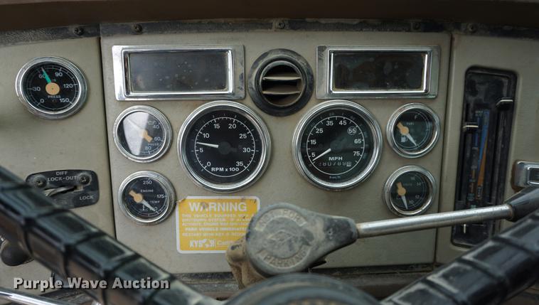 image for item DD7681 1994 Ford Aeromax L9000 semi truck