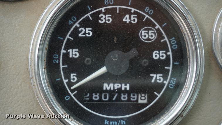 image for item DD7681 1994 Ford Aeromax L9000 semi truck