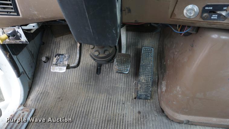 image for item DD7681 1994 Ford Aeromax L9000 semi truck