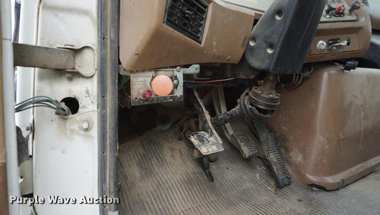 image for item DD7681 1994 Ford Aeromax L9000 semi truck