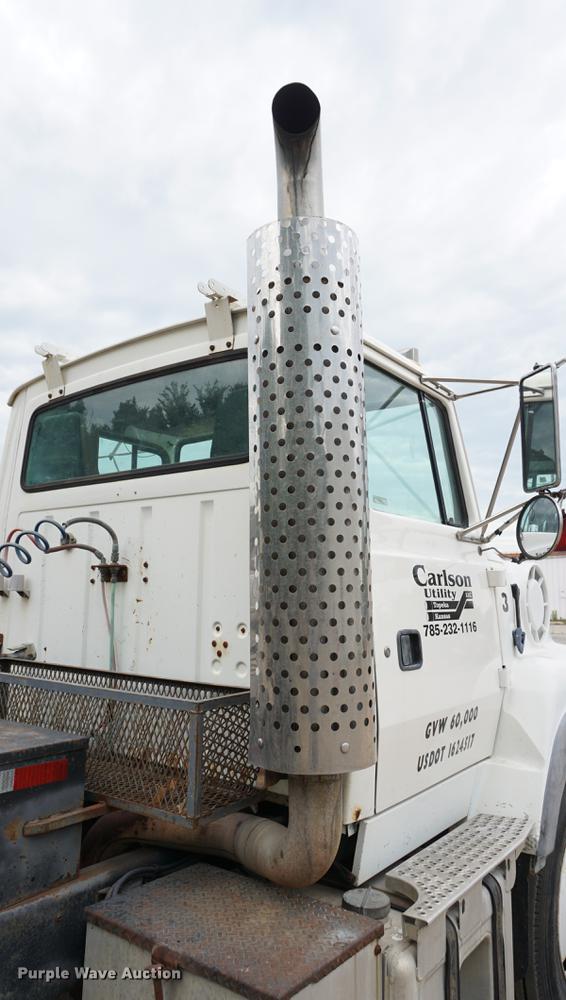 image for item DD7681 1994 Ford Aeromax L9000 semi truck