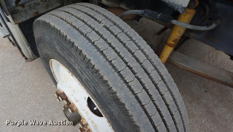 image for item DD7681 1994 Ford Aeromax L9000 semi truck