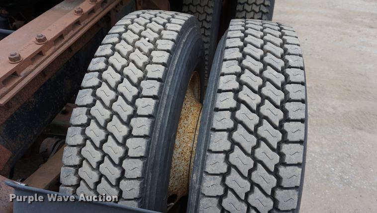 image for item DD7681 1994 Ford Aeromax L9000 semi truck