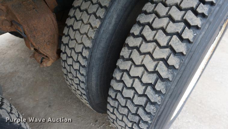 image for item DD7681 1994 Ford Aeromax L9000 semi truck