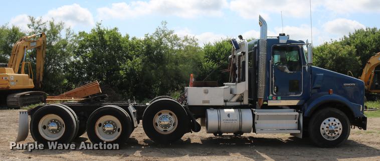 image for item DD8239 2009 Kenworth T800 semi truck