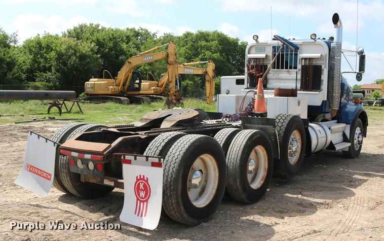 image for item DD8239 2009 Kenworth T800 semi truck