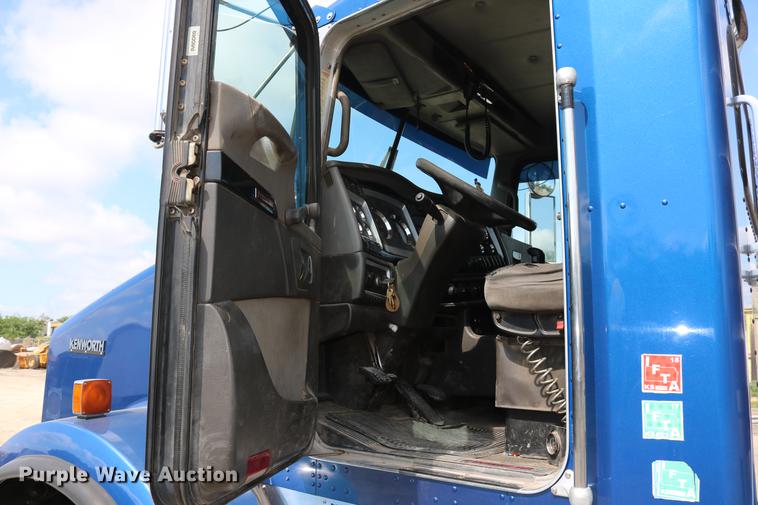 image for item DD8239 2009 Kenworth T800 semi truck
