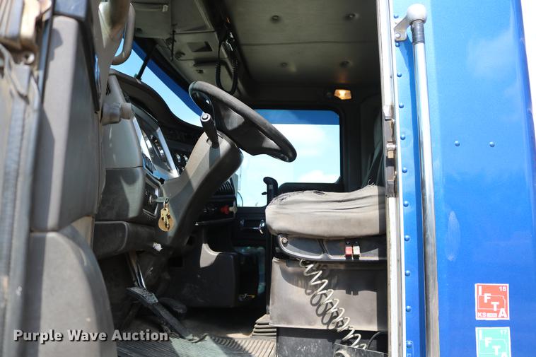 image for item DD8239 2009 Kenworth T800 semi truck