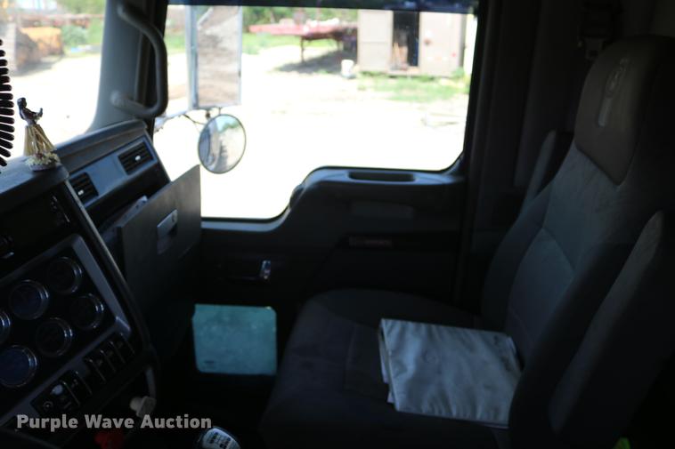 image for item DD8239 2009 Kenworth T800 semi truck