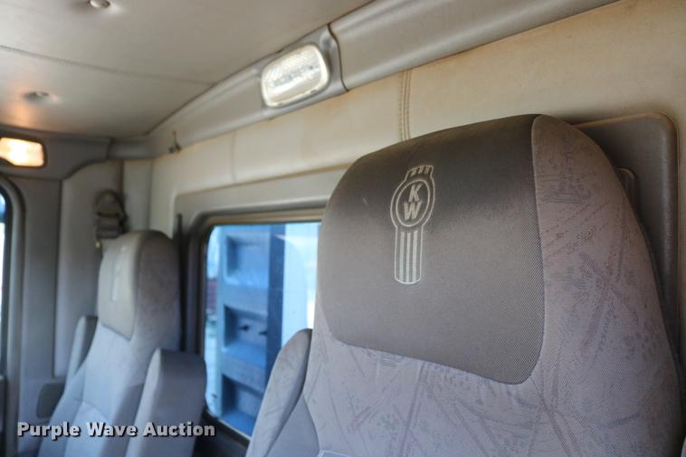 image for item DD8239 2009 Kenworth T800 semi truck