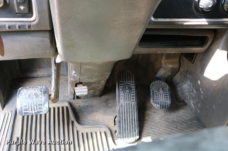 image for item DD8239 2009 Kenworth T800 semi truck