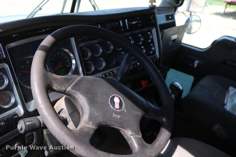 image for item DD8239 2009 Kenworth T800 semi truck