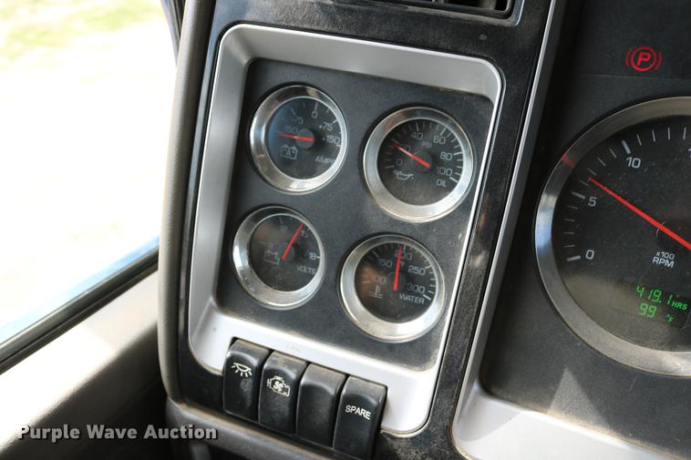 image for item DD8239 2009 Kenworth T800 semi truck