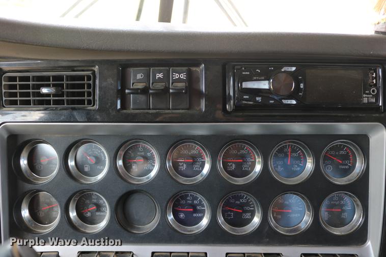 image for item DD8239 2009 Kenworth T800 semi truck