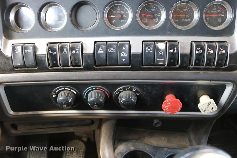 image for item DD8239 2009 Kenworth T800 semi truck