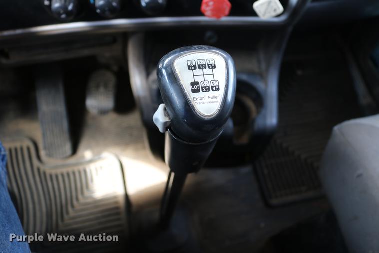 image for item DD8239 2009 Kenworth T800 semi truck